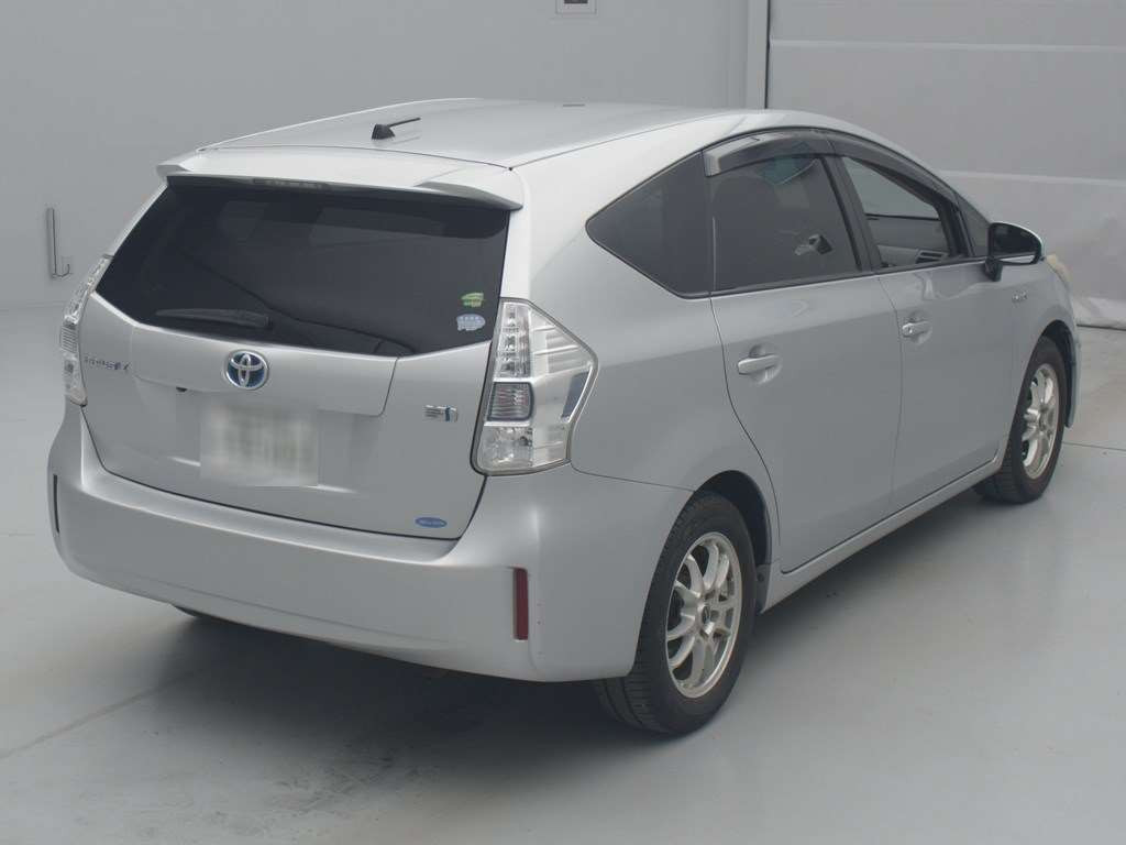 2013 Toyota Prius alpha ZVW41W[1]