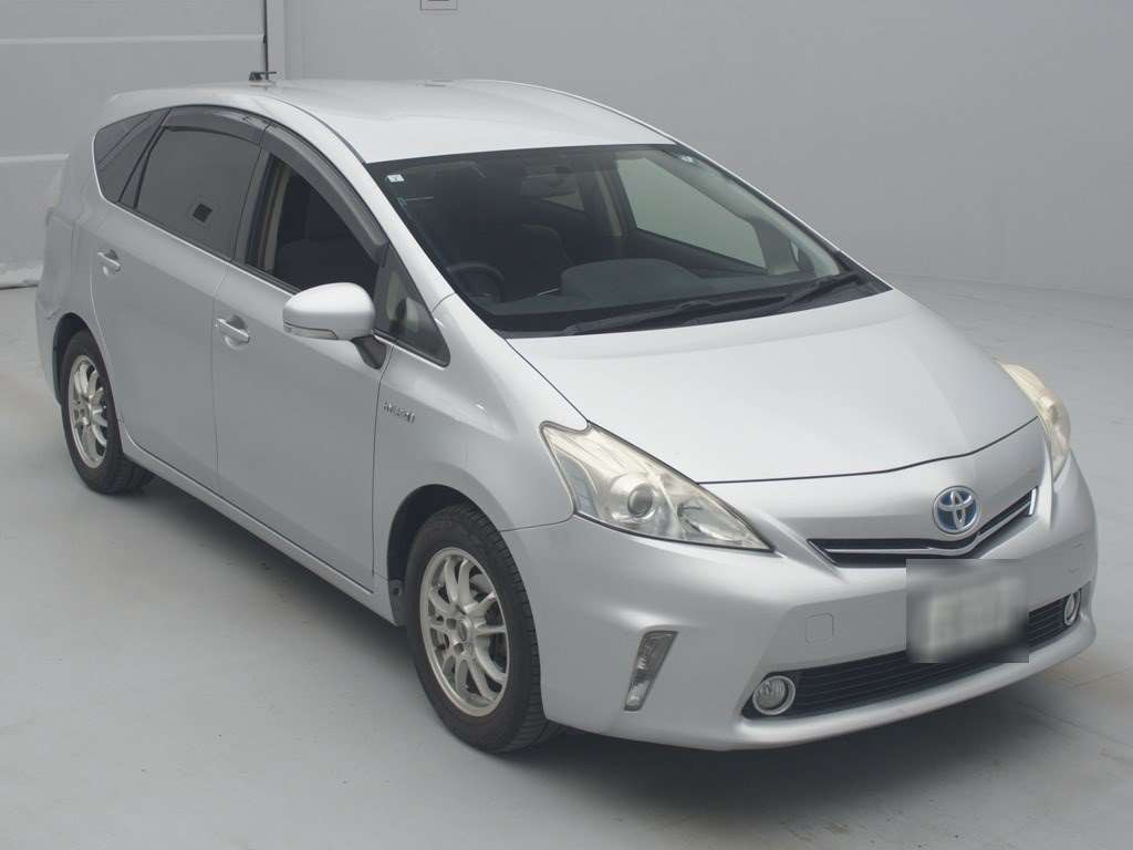 2013 Toyota Prius alpha ZVW41W[2]