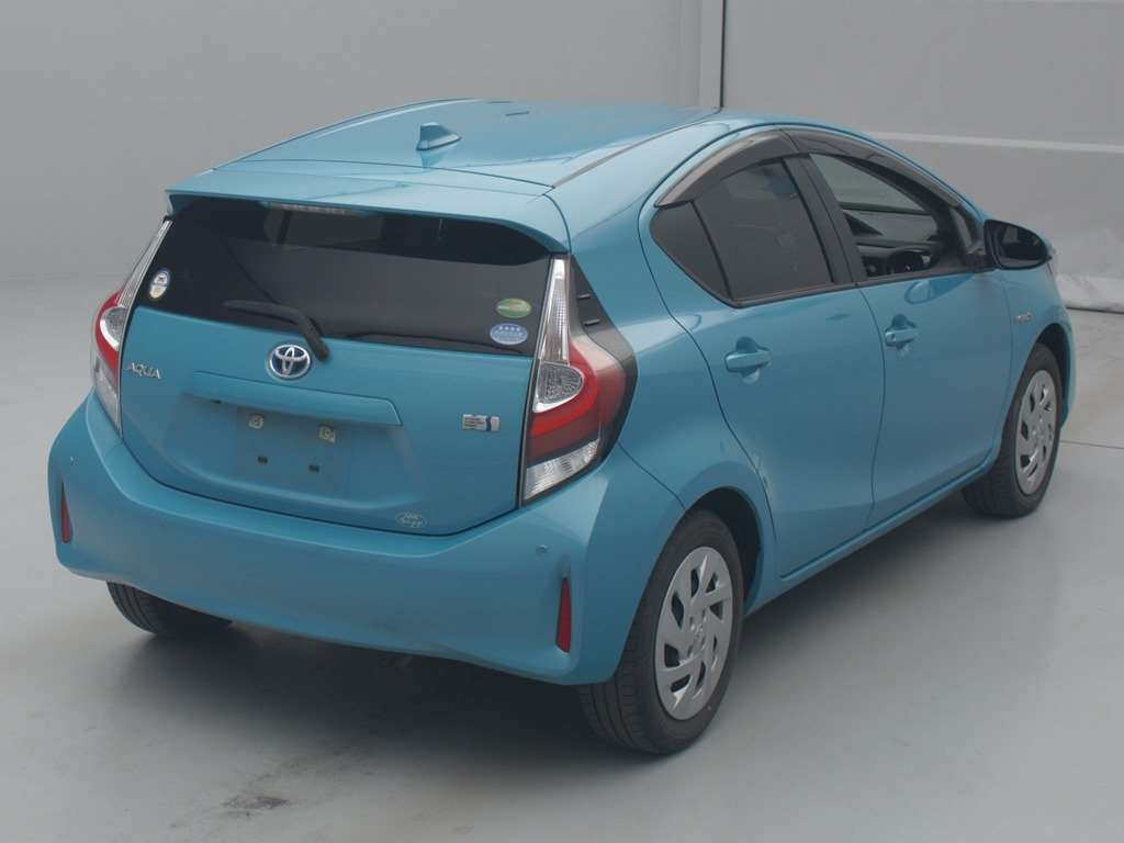 2019 Toyota Aqua NHP10[1]