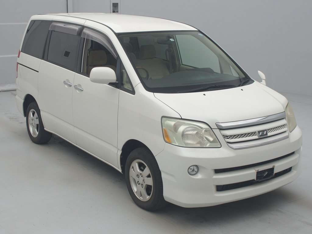 2005 Toyota Noah AZR65G[2]