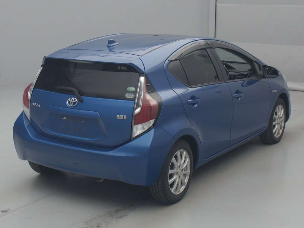 2016 Toyota Aqua NHP10[1]