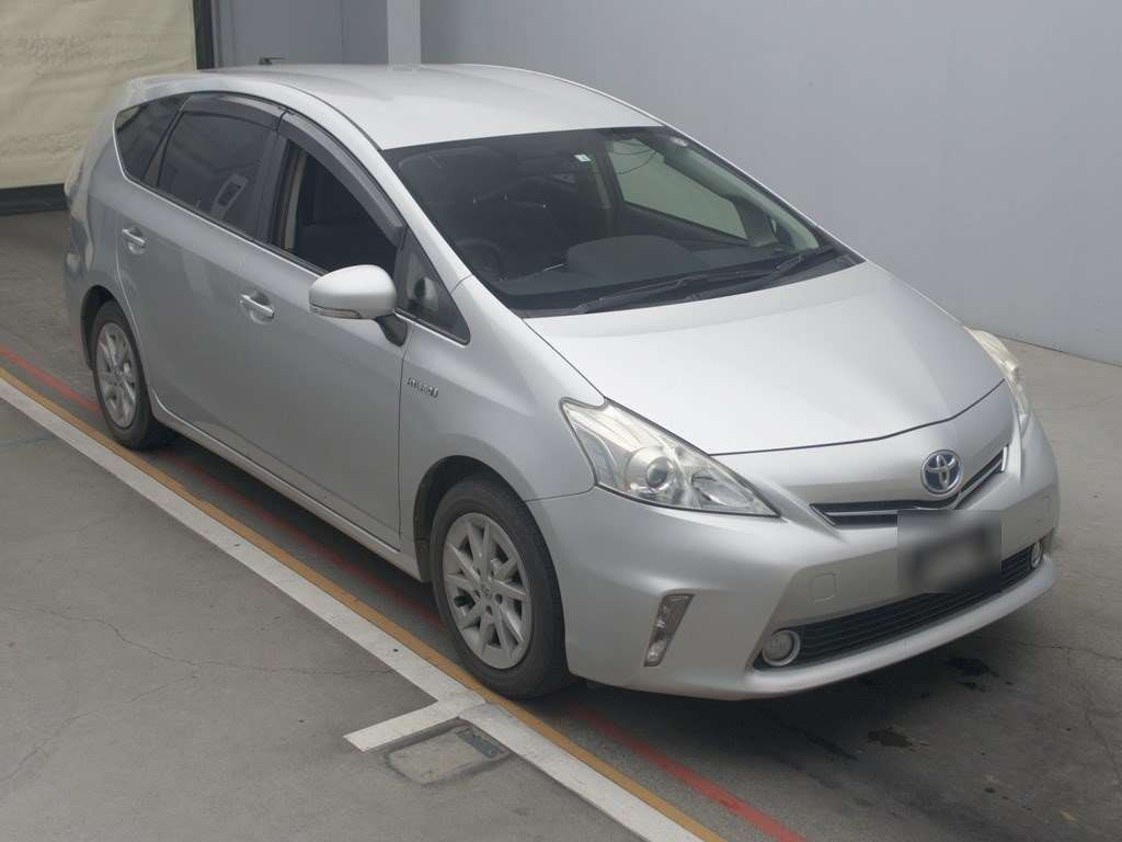 2014 Toyota Prius alpha ZVW41W[2]