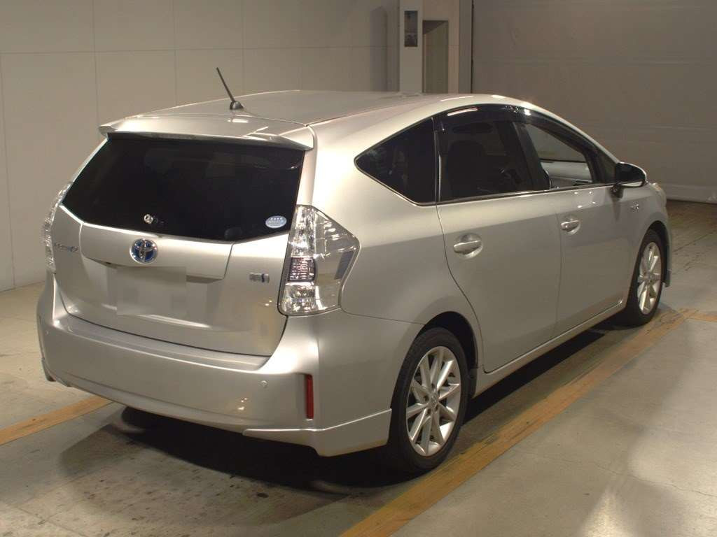 2012 Toyota Prius alpha ZVW41W[1]