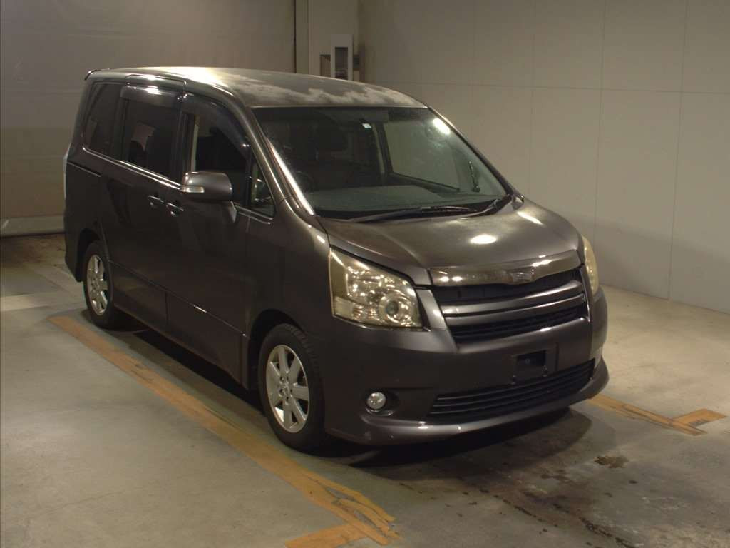 2009 Toyota Noah ZRR70W[2]