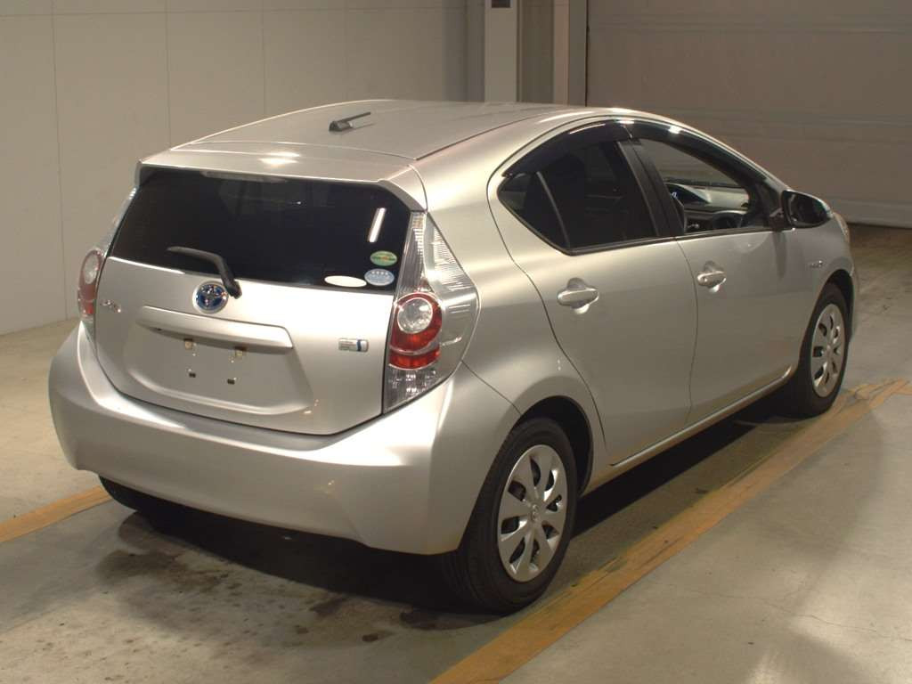 2014 Toyota Aqua NHP10[1]