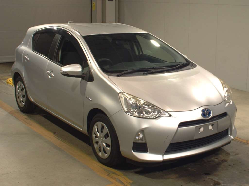 2014 Toyota Aqua NHP10[2]