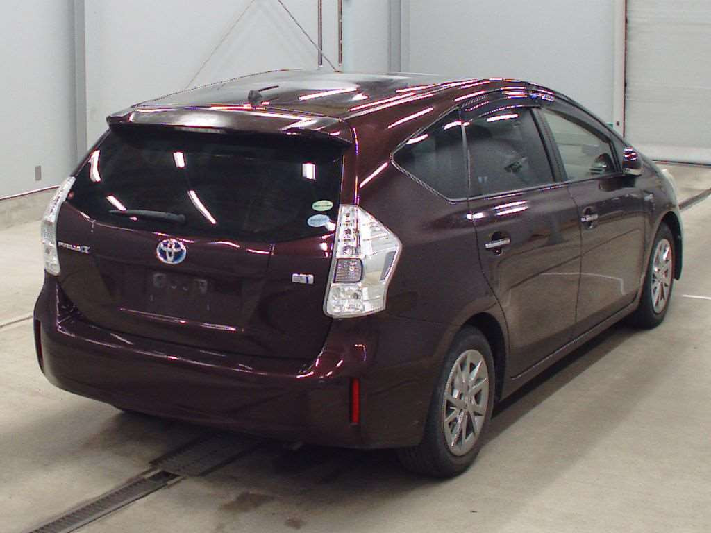 2013 Toyota Prius alpha ZVW41W[1]