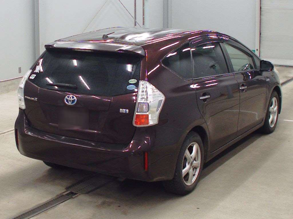 2013 Toyota Prius alpha ZVW40W[1]