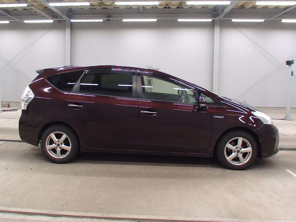 2013 Toyota Prius alpha ZVW40W[2]