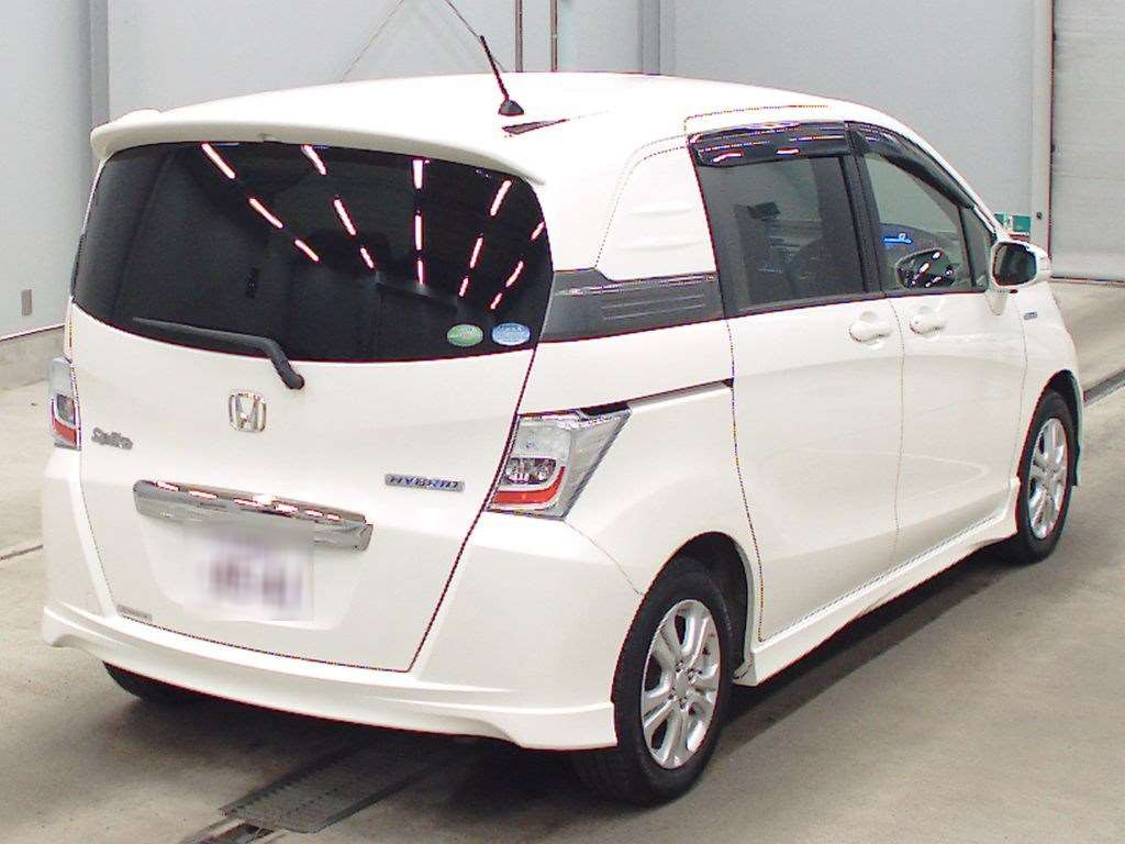 2013 Honda Freed spike hybrid GP3[1]