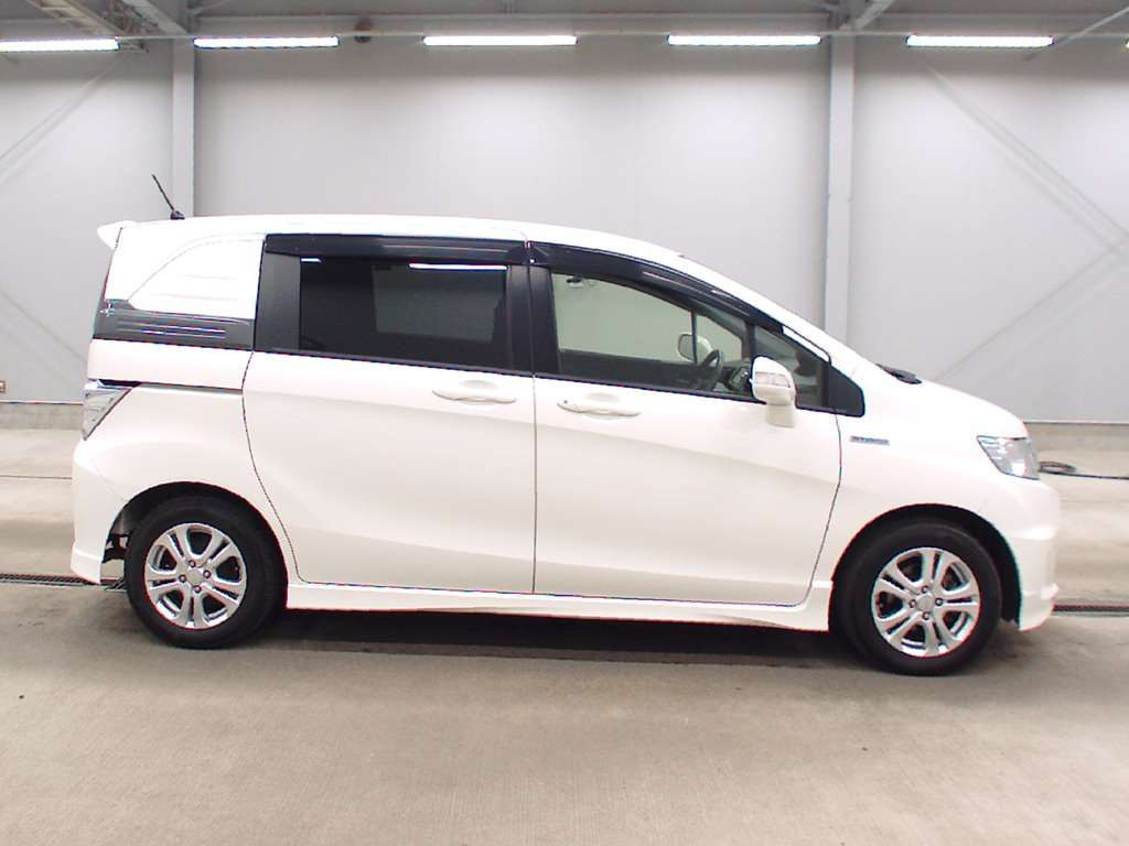 2013 Honda Freed spike hybrid GP3[2]