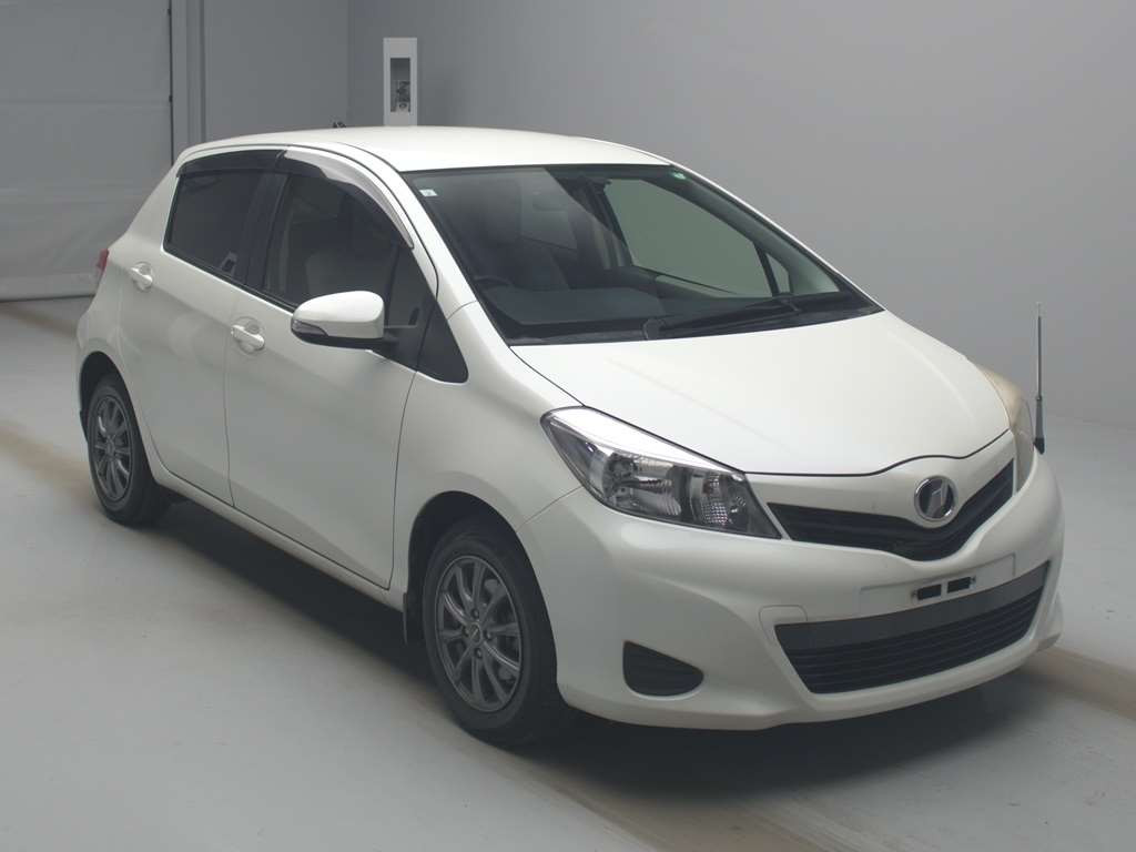 2013 Toyota Vitz NSP130[2]