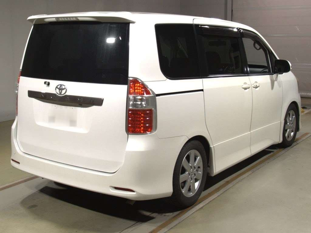 2010 Toyota Noah ZRR70W[1]