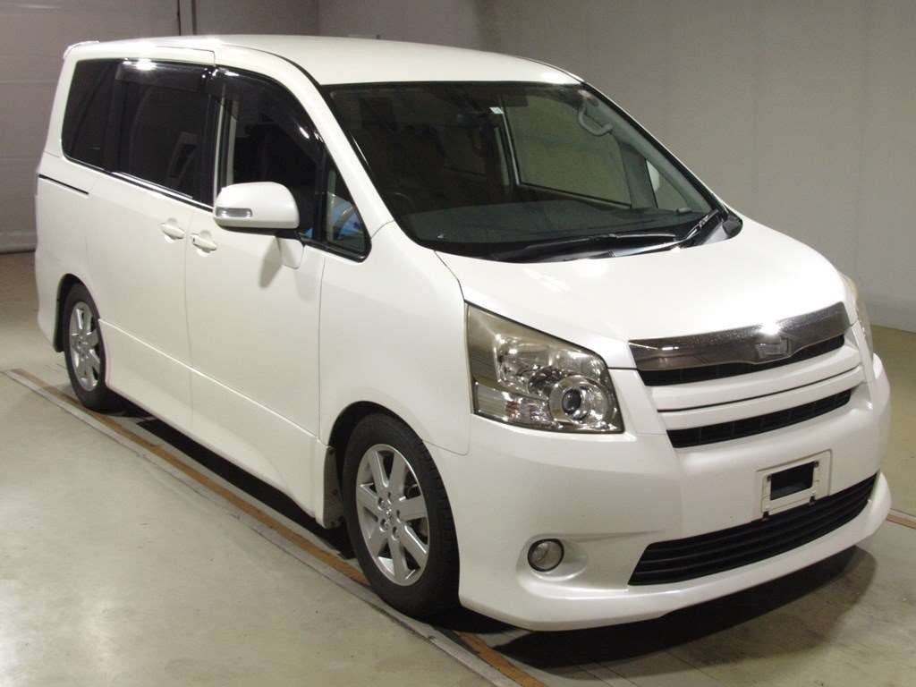 2010 Toyota Noah ZRR70W[2]