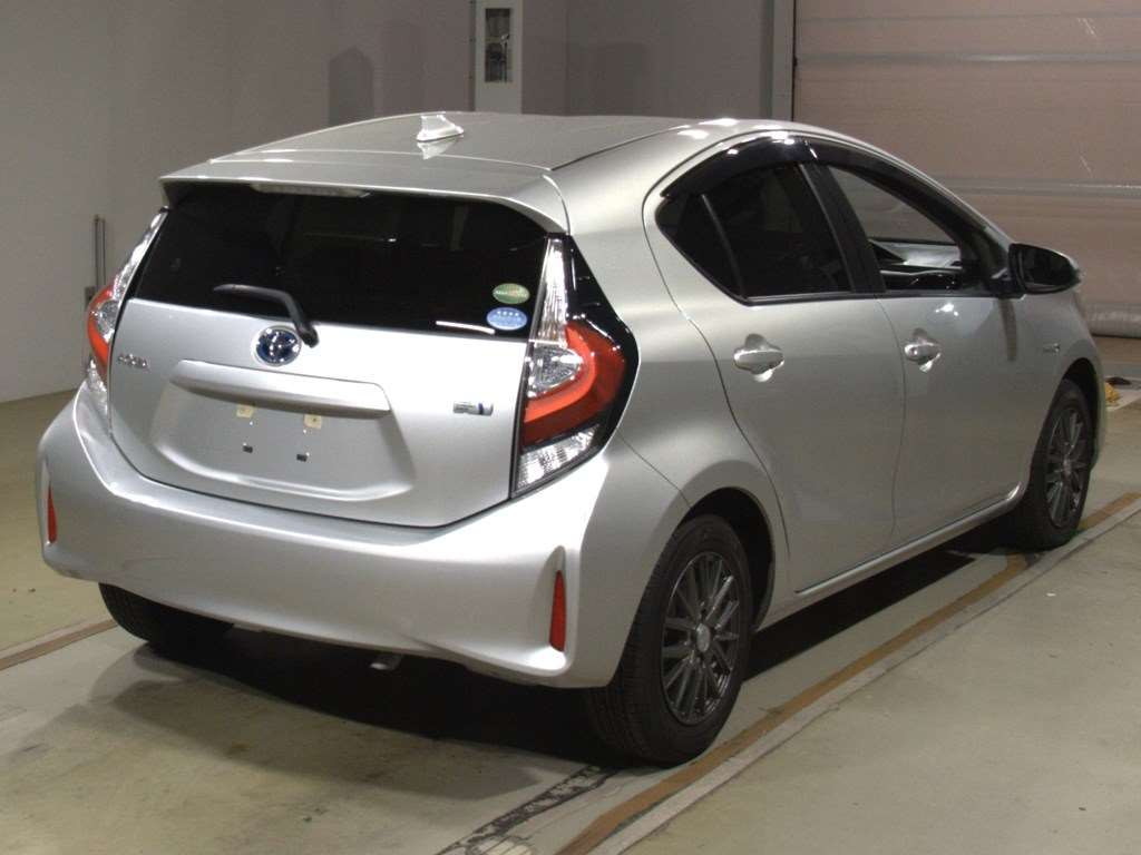 2017 Toyota Aqua NHP10[1]