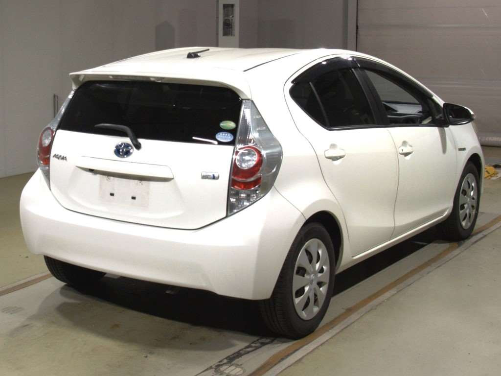 2012 Toyota Aqua NHP10[1]