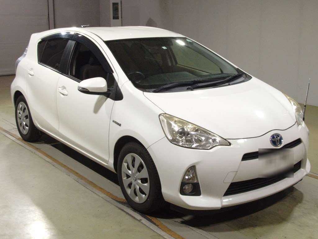 2012 Toyota Aqua NHP10[2]