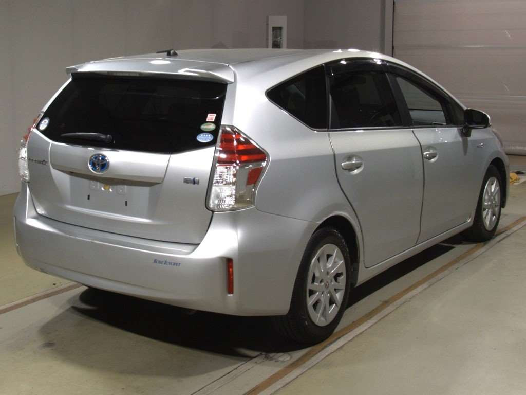 2015 Toyota Prius alpha ZVW40W[1]