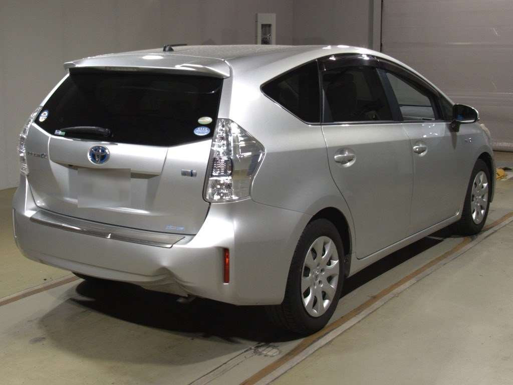 2011 Toyota Prius alpha ZVW41W[1]