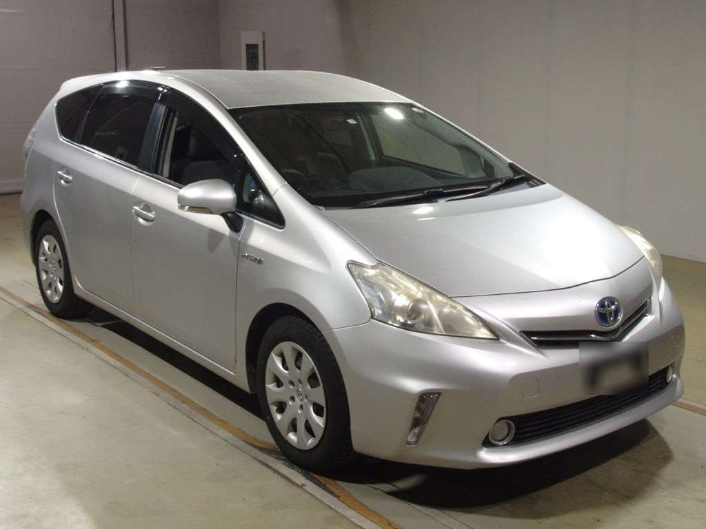 2011 Toyota Prius alpha ZVW41W[2]