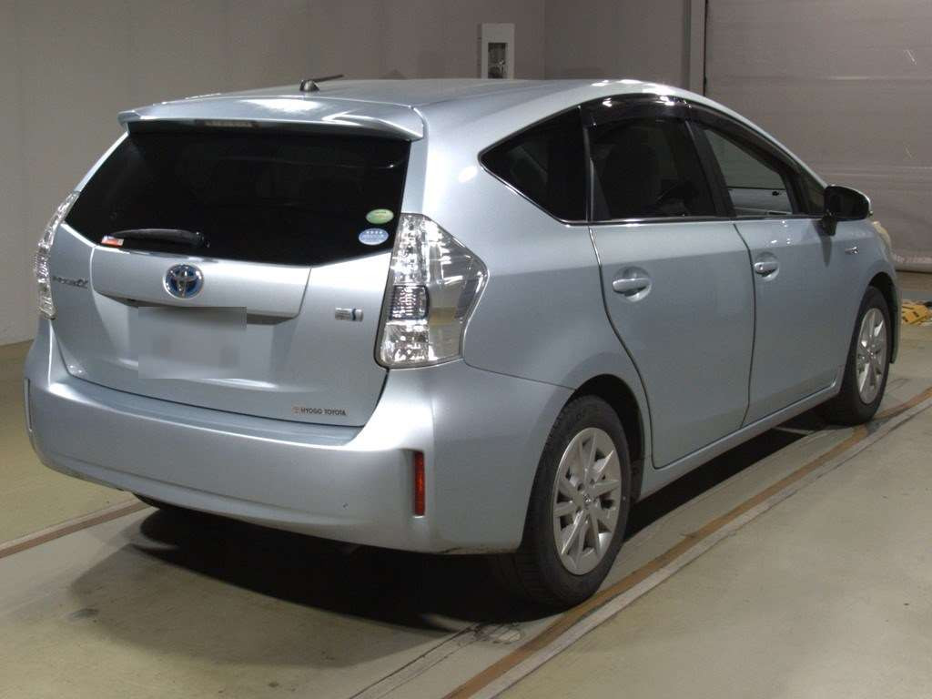 2013 Toyota Prius alpha ZVW40W[1]