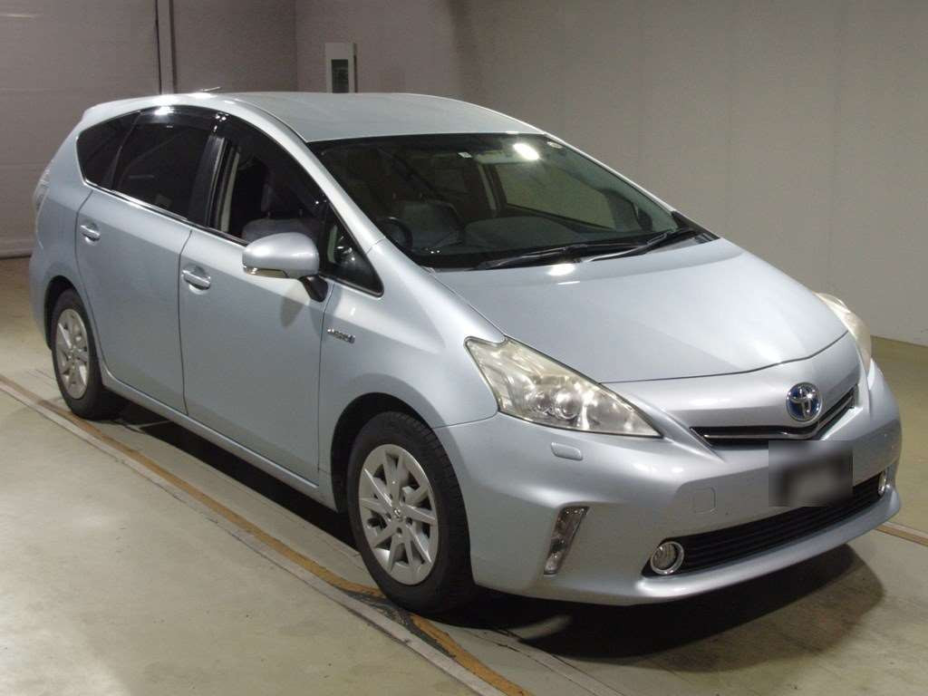 2013 Toyota Prius alpha ZVW40W[2]