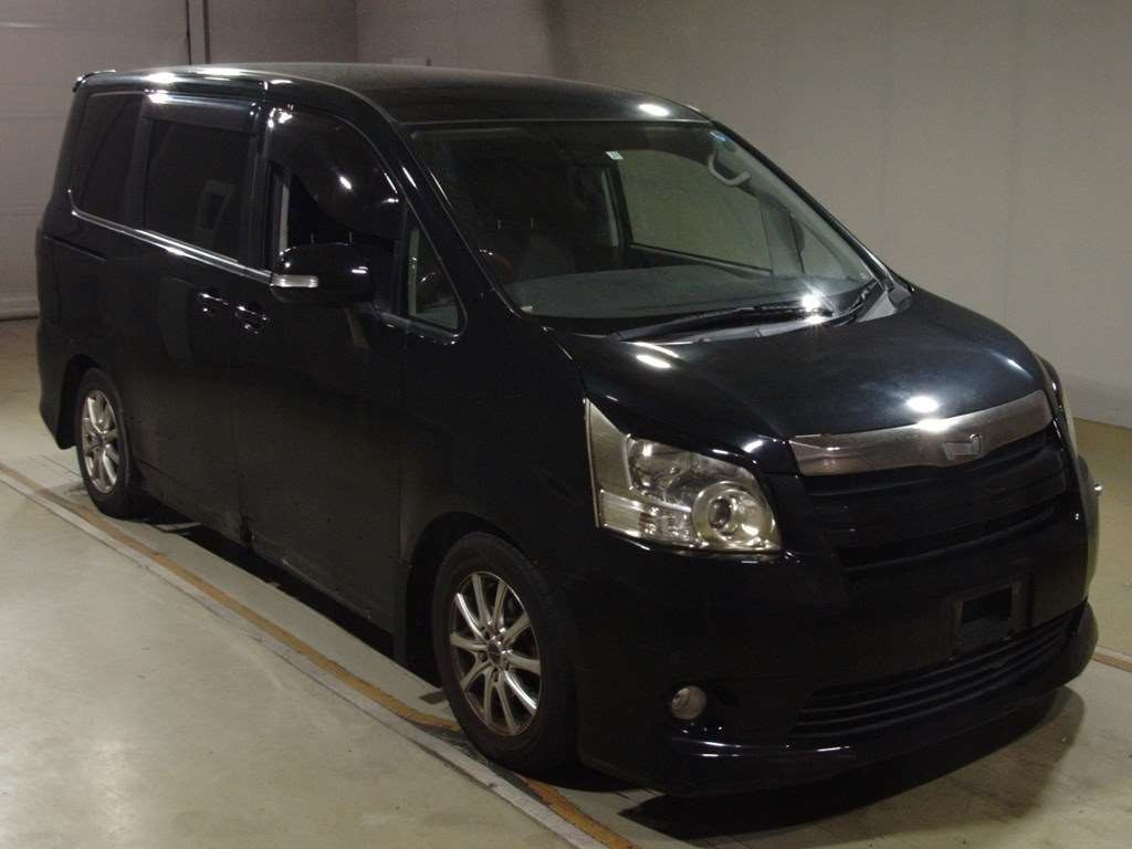 2007 Toyota Noah ZRR70W[2]