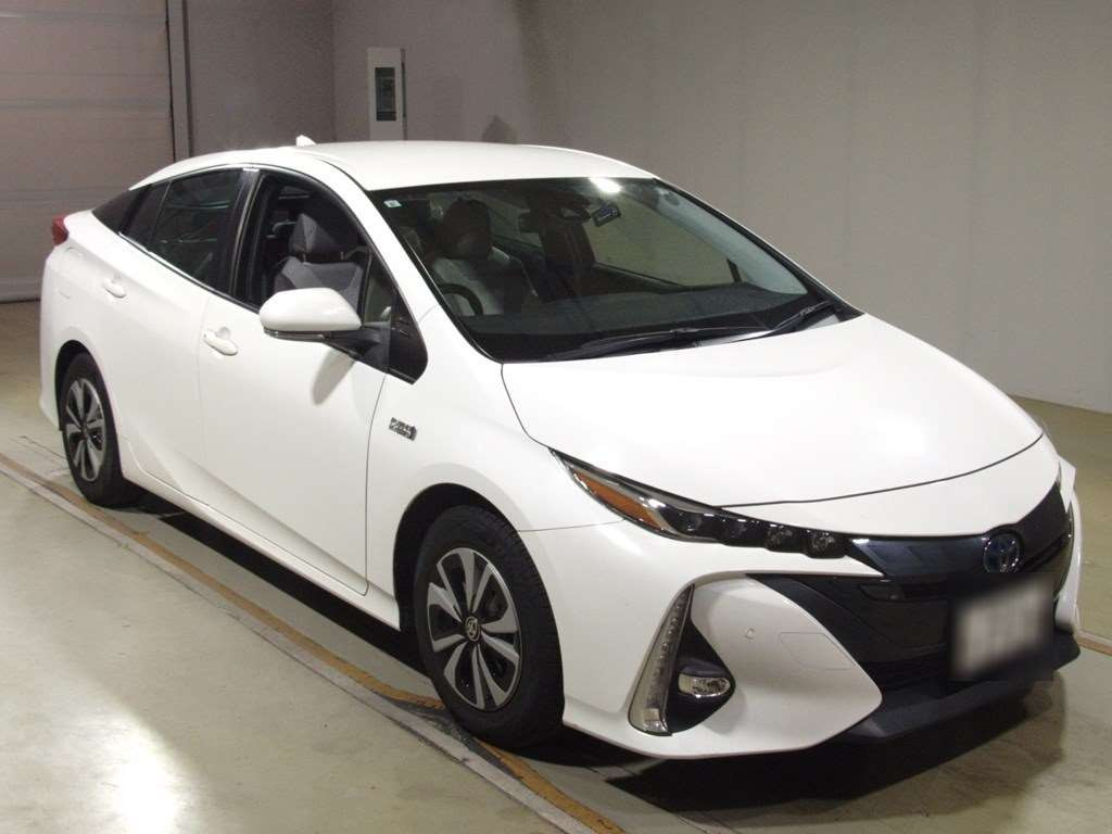 2019 Toyota Prius PHV ZVW52[2]