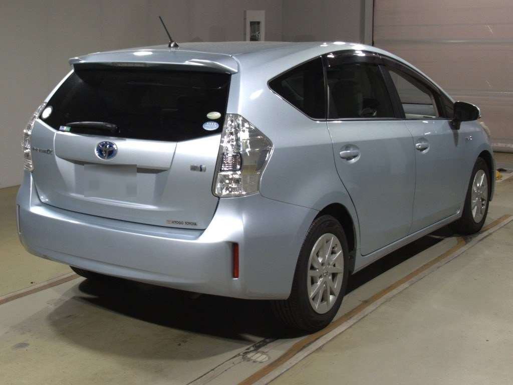 2012 Toyota Prius alpha ZVW41W[1]