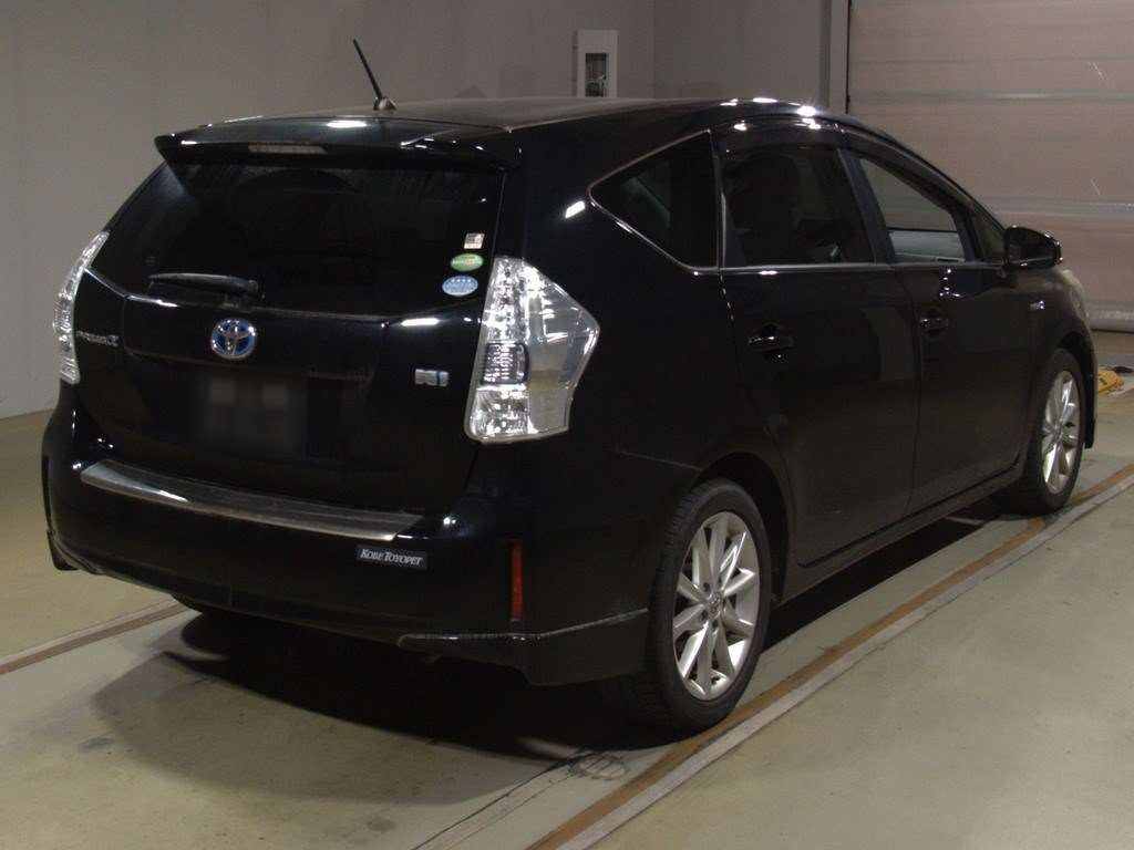 2013 Toyota Prius alpha ZVW41W[1]