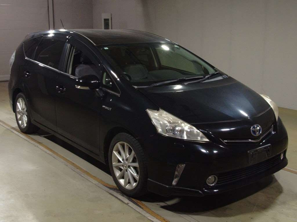 2013 Toyota Prius alpha ZVW41W[2]