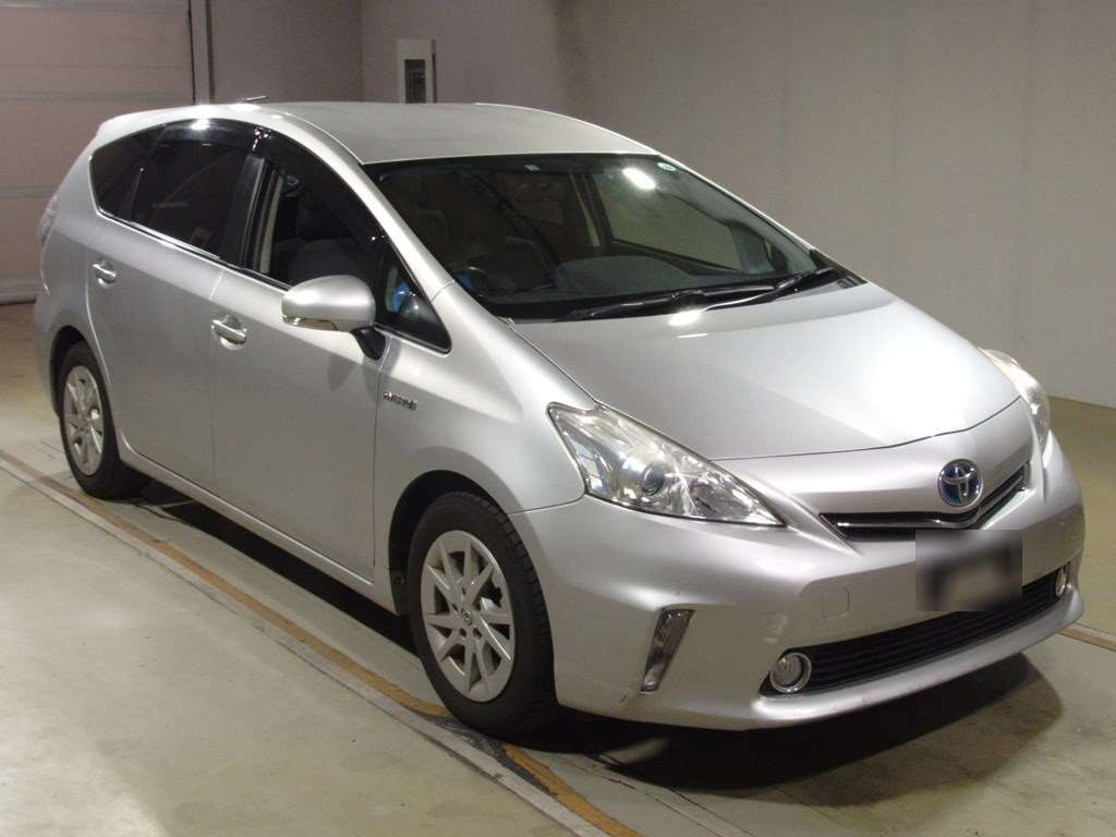 2012 Toyota Prius alpha ZVW41W[2]