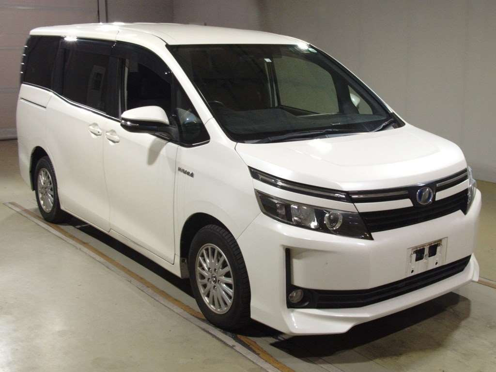 2014 Toyota Voxy ZWR80G[2]