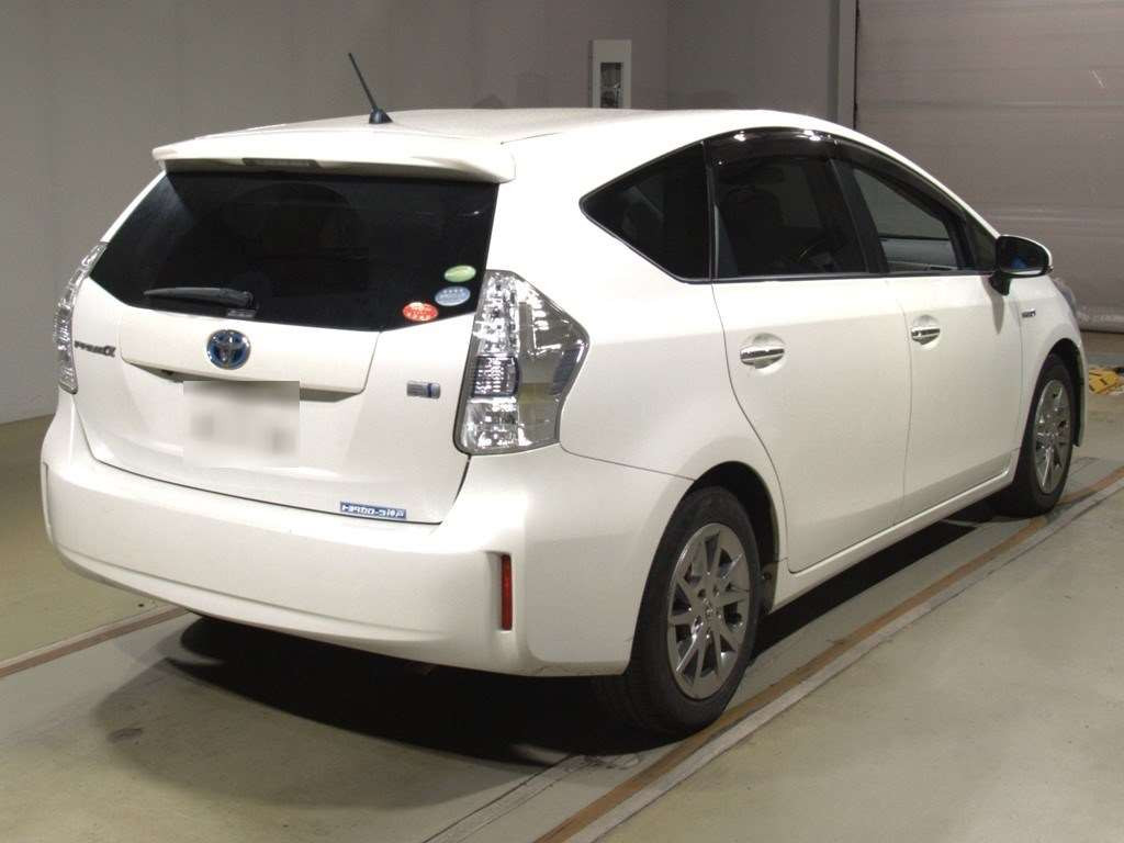 2014 Toyota Prius alpha ZVW40W[1]