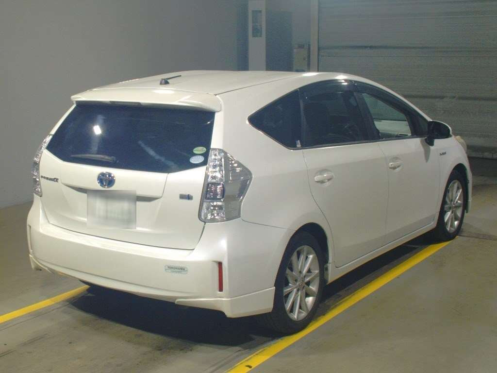 2013 Toyota Prius alpha ZVW40W[1]