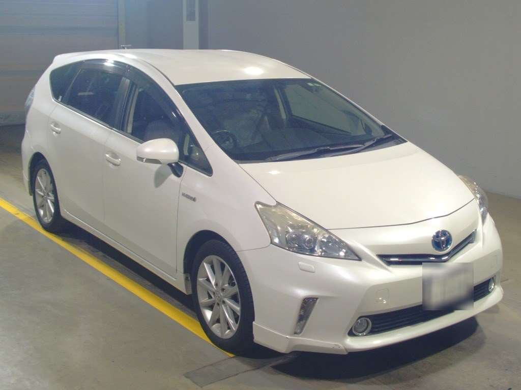 2013 Toyota Prius alpha ZVW40W[2]