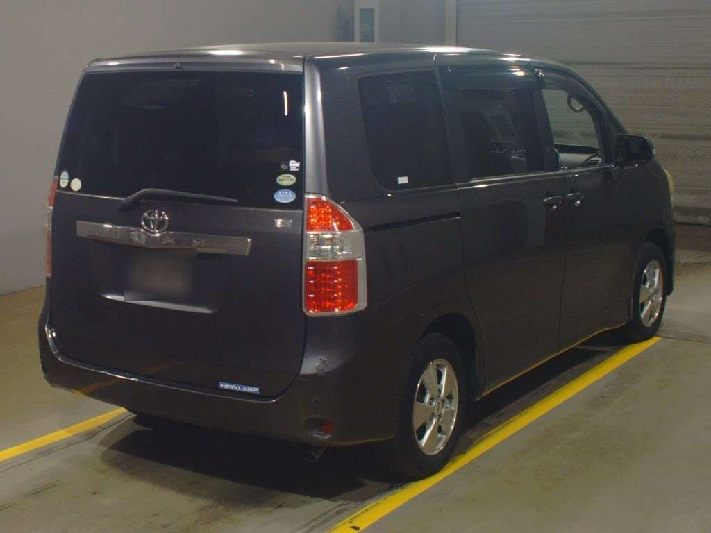 2007 Toyota Noah ZRR70G[1]