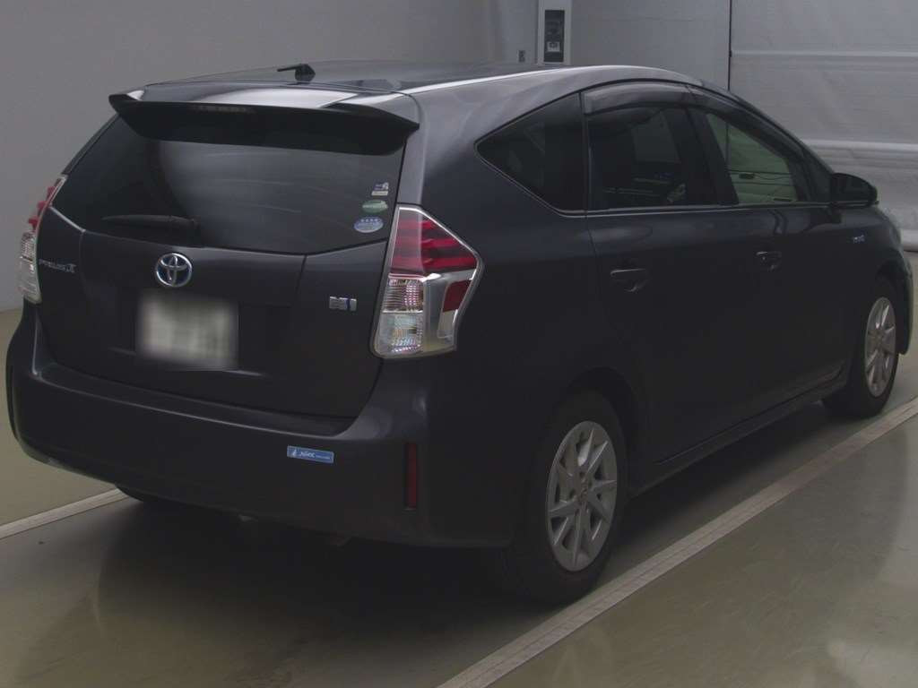 2015 Toyota Prius alpha ZVW41W[1]