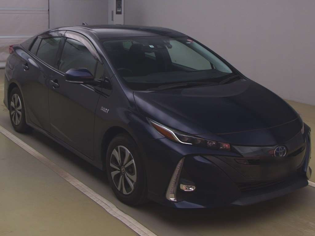 2019 Toyota Prius PHV ZVW52[2]