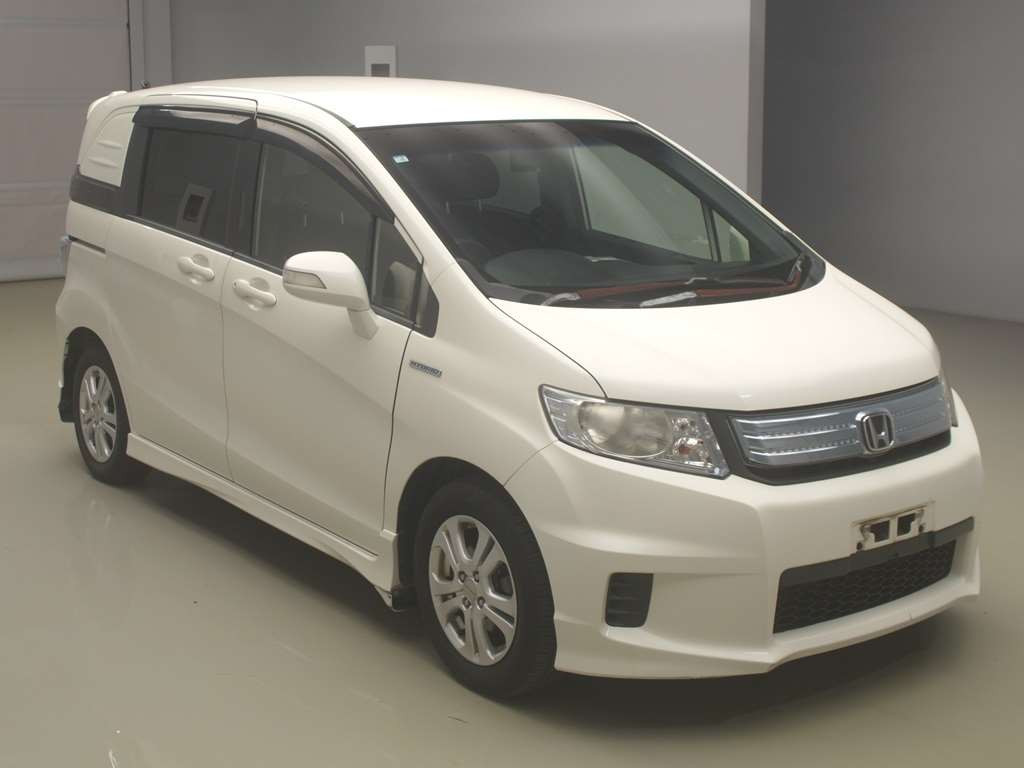 2012 Honda Freed spike hybrid GP3[2]