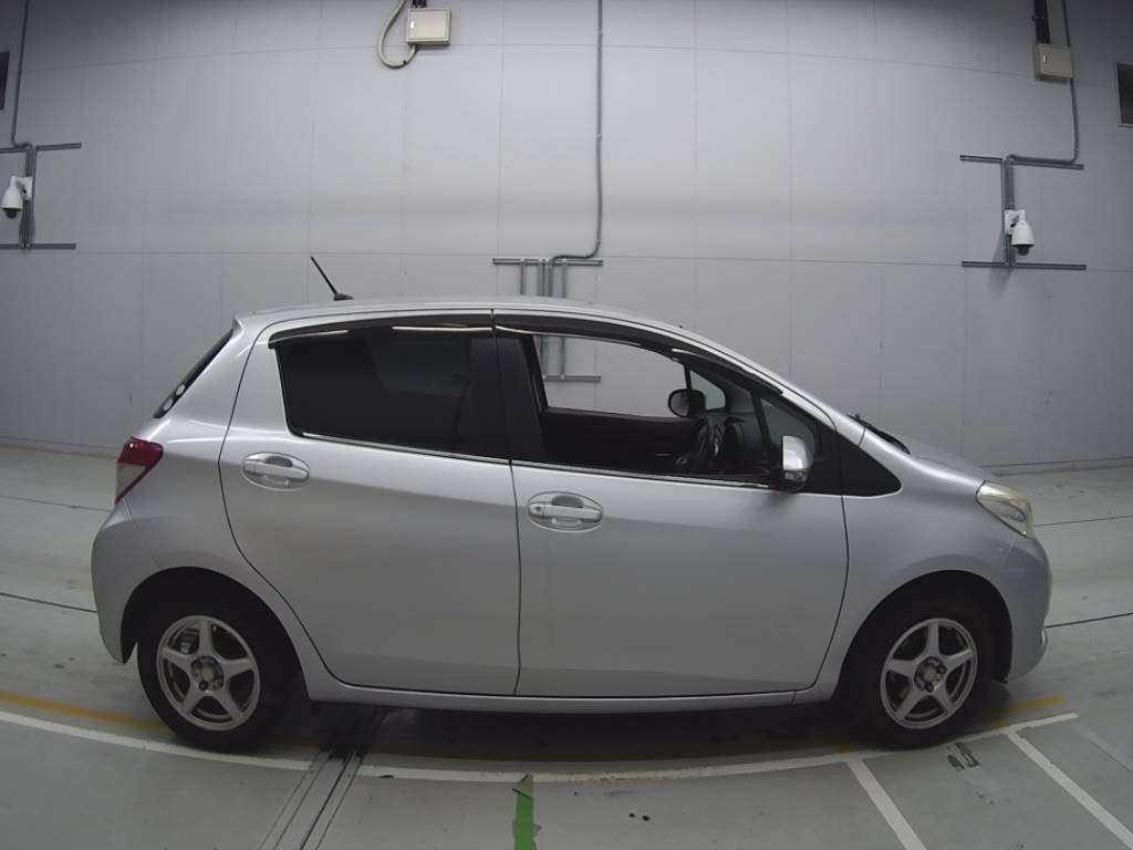 2011 Toyota Vitz KSP130[2]