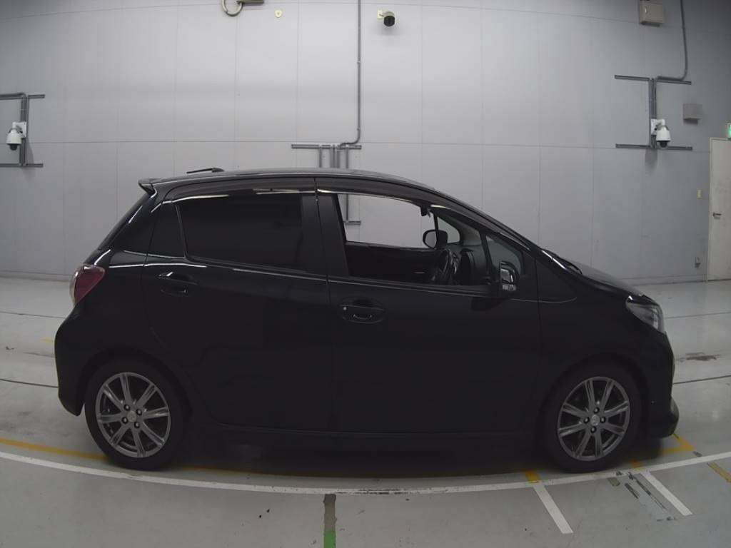 2011 Toyota Vitz NCP131[2]