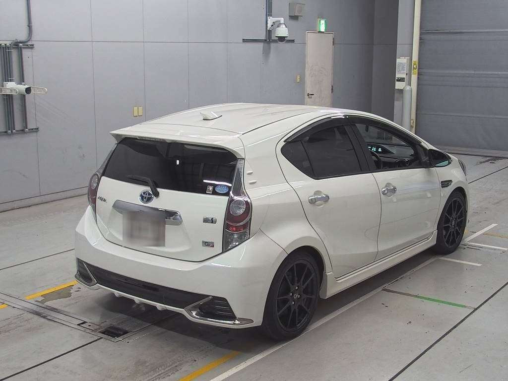 2014 Toyota Aqua NHP10[1]