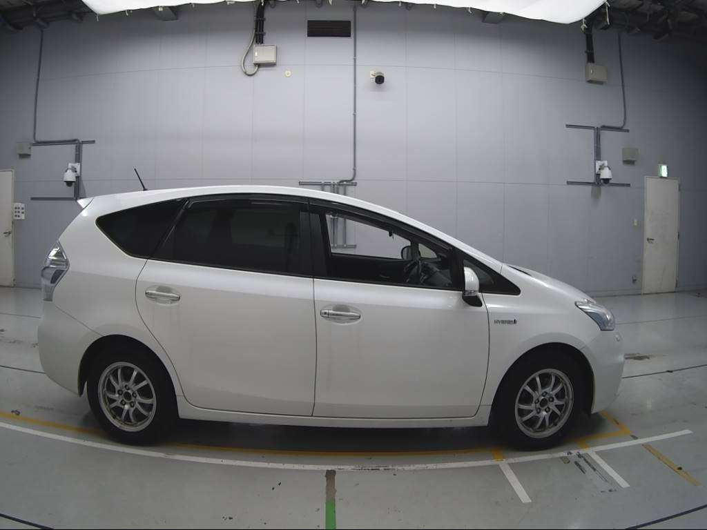 2014 Toyota Prius alpha ZVW41W[2]