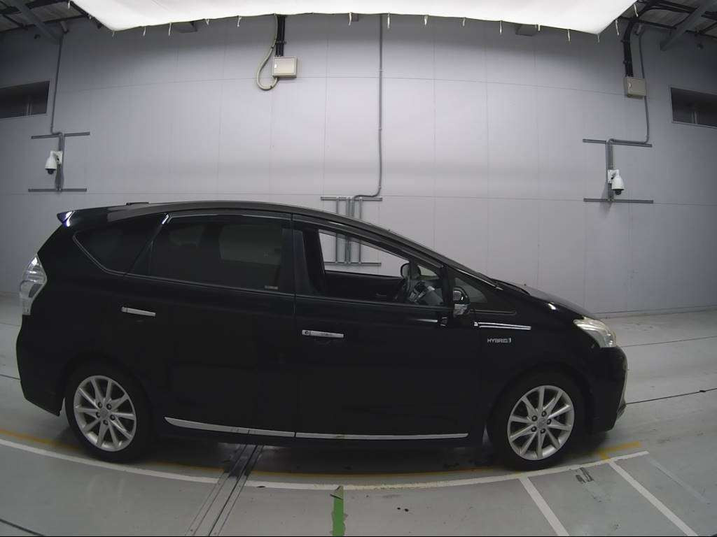 2013 Toyota Prius alpha ZVW41W[2]