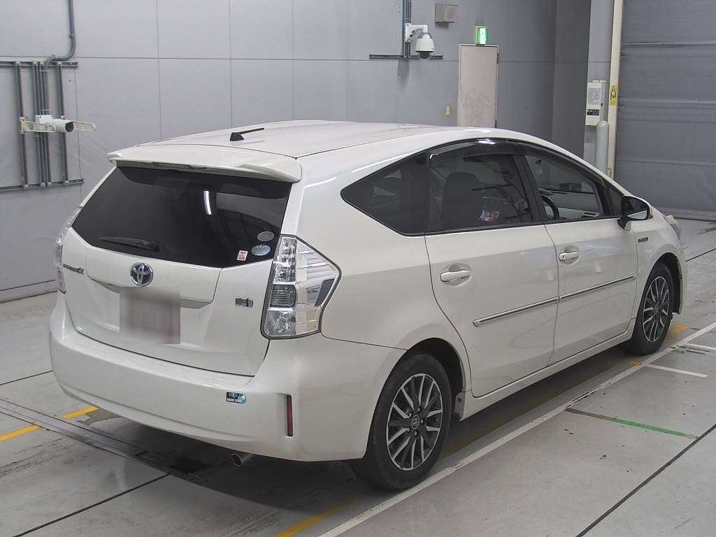 2011 Toyota Prius alpha ZVW41W[1]