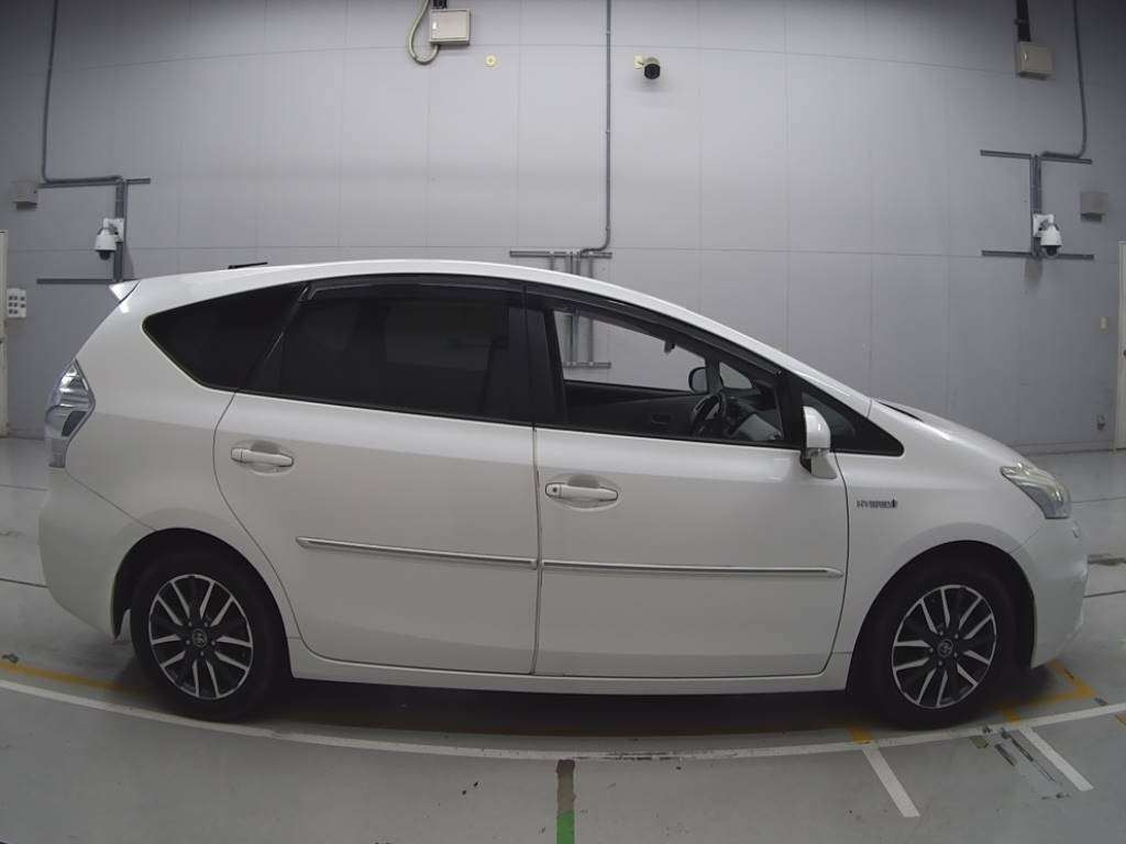 2011 Toyota Prius alpha ZVW41W[2]