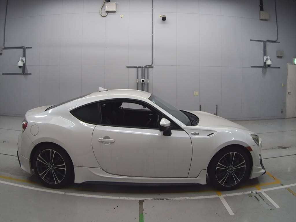 2013 Toyota 86 ZN6[2]