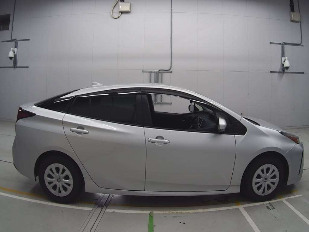 2021 Toyota Prius ZVW55[2]