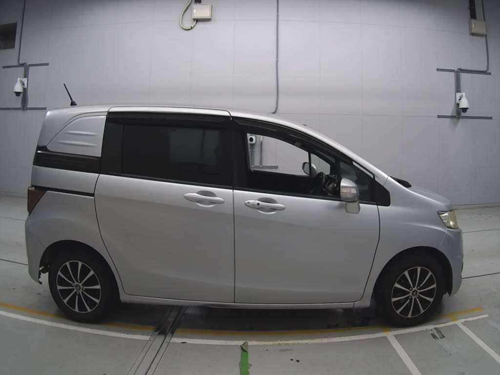 2011 Honda Freed Spike GB3[2]